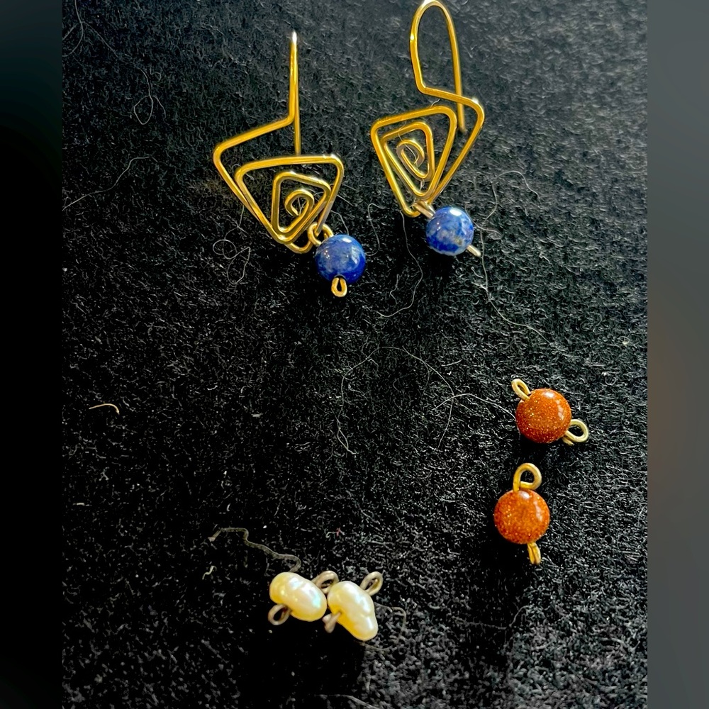Earrings with interchangeable stones